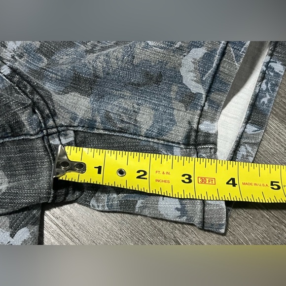 Faded Glory Floral Jean Shorts - Size Women’s 6 - Picture 4 of 8